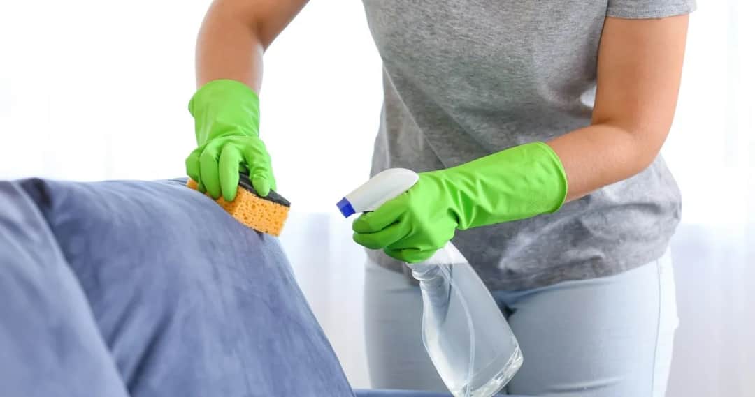 Jak usunąć plamy z kanapy sodą oczyszczoną – skuteczne metody czyszczenia