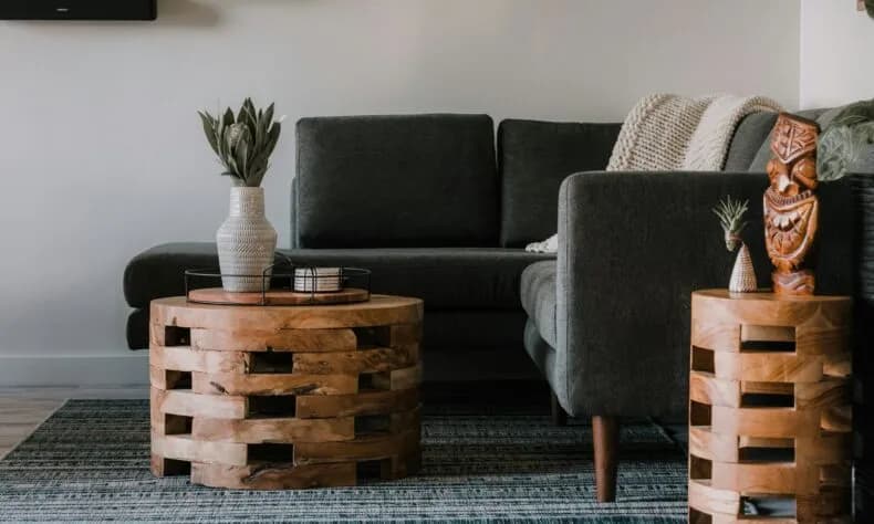 Jakie poduszki do czarnej kanapy? Odkryj idealne kolory i style