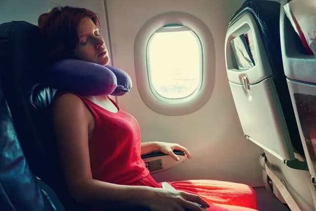 Poduszka do samolotu czy można ją zabrać? Przepisy i porady