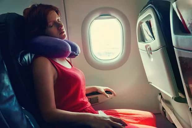 Poduszka do samolotu czy można ją zabrać? Przepisy i porady