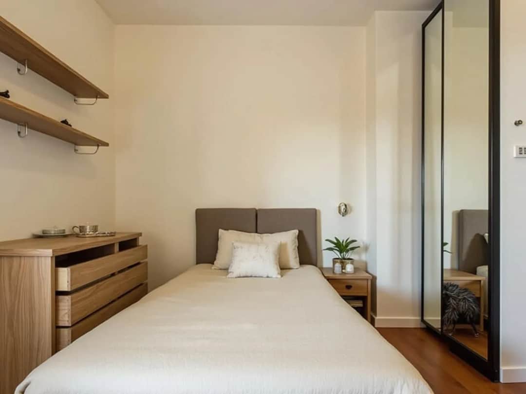 Jak urządzić małą sypialnię: 7 trików na optyczne powiększenie przestrzeni