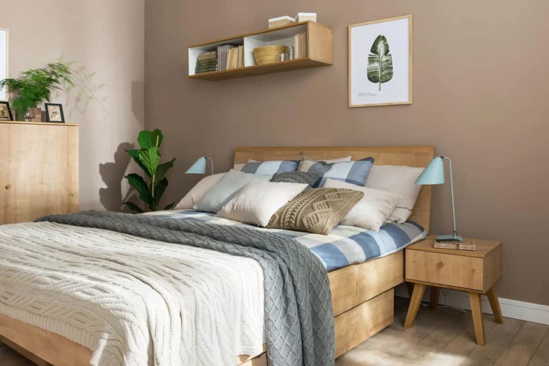 Jak udekorować łóżko w sypialni - 10 inspirujących pomysłów na stylizację