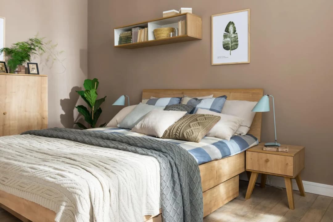 Jak udekorować łóżko w sypialni - 10 inspirujących pomysłów na stylizację