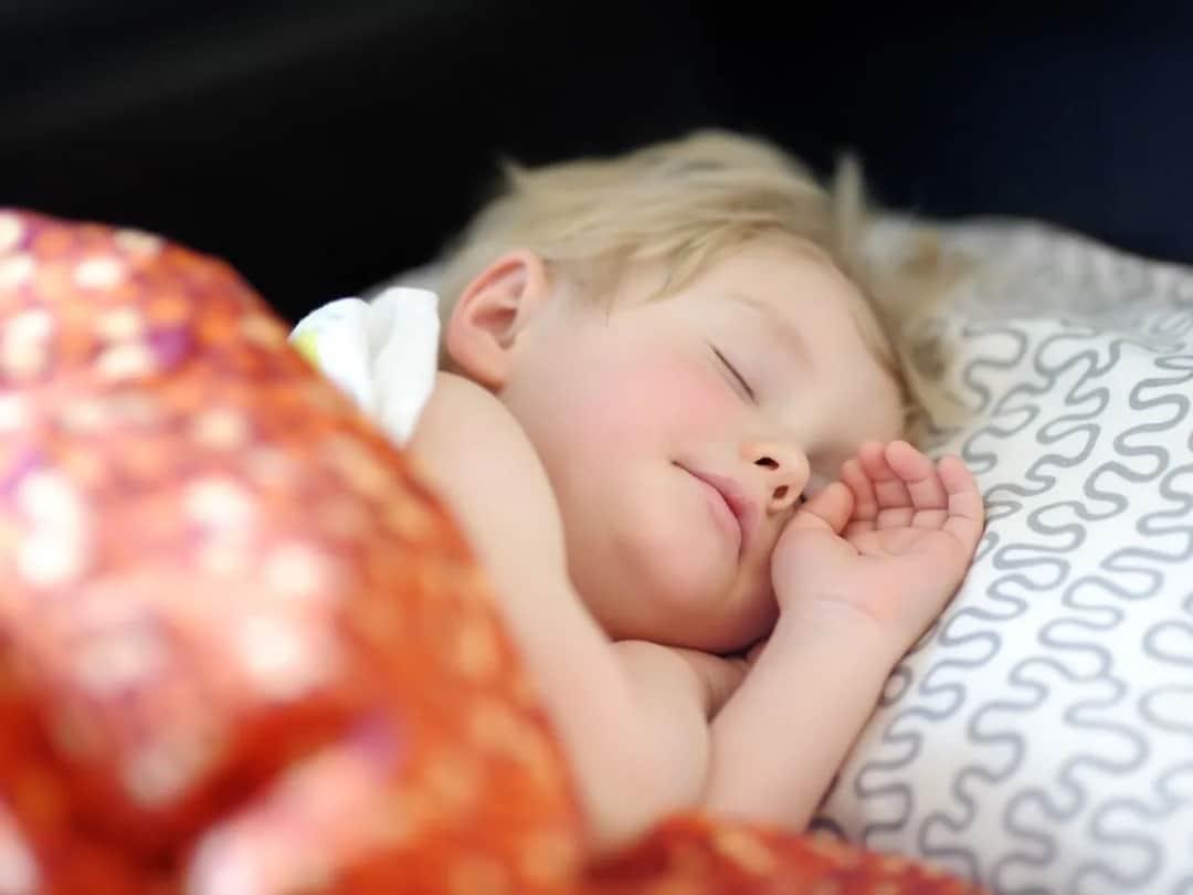 Jaka poduszka dla rocznego dziecka zapewni mu komfort i bezpieczeństwo?