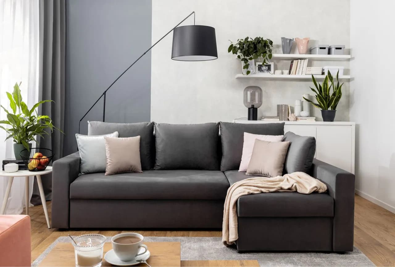 Jak urządzić pokój dzienny z sypialnią, by zyskać więcej przestrzeni?