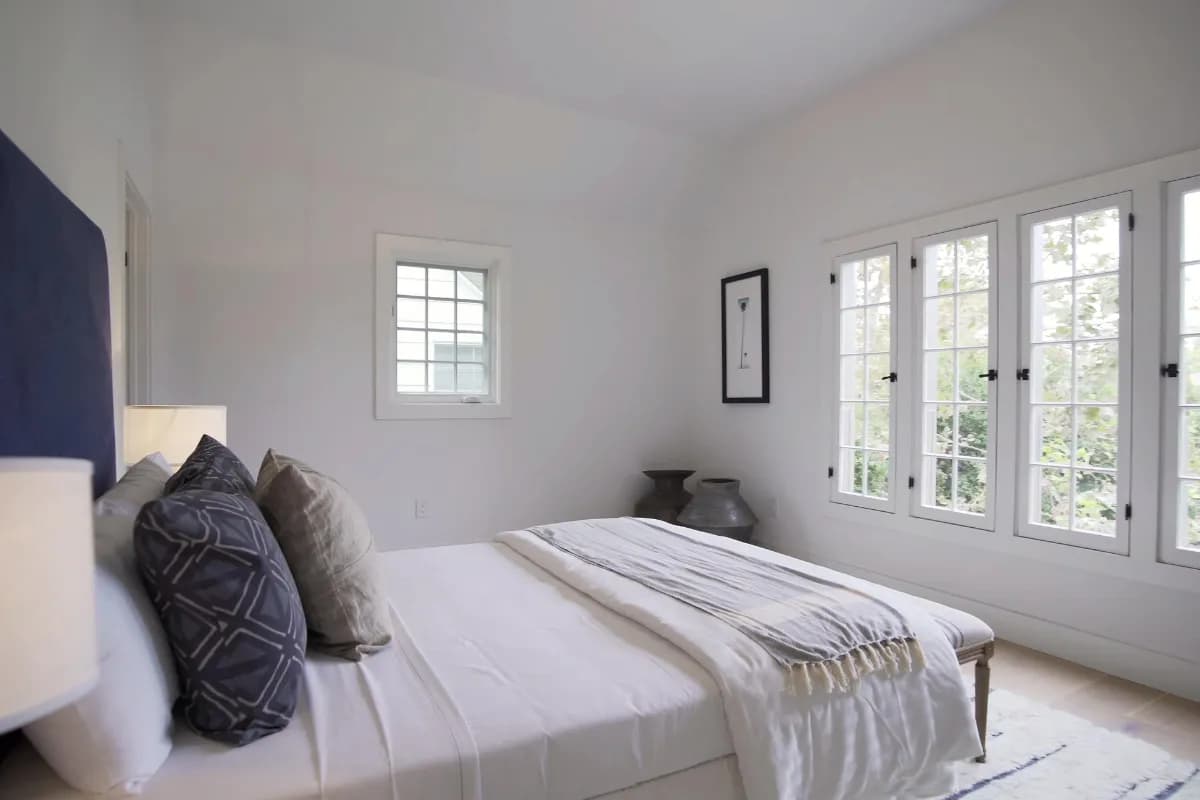 Jak udekorować okno w sypialni, aby stworzyć przytulną atmosferę